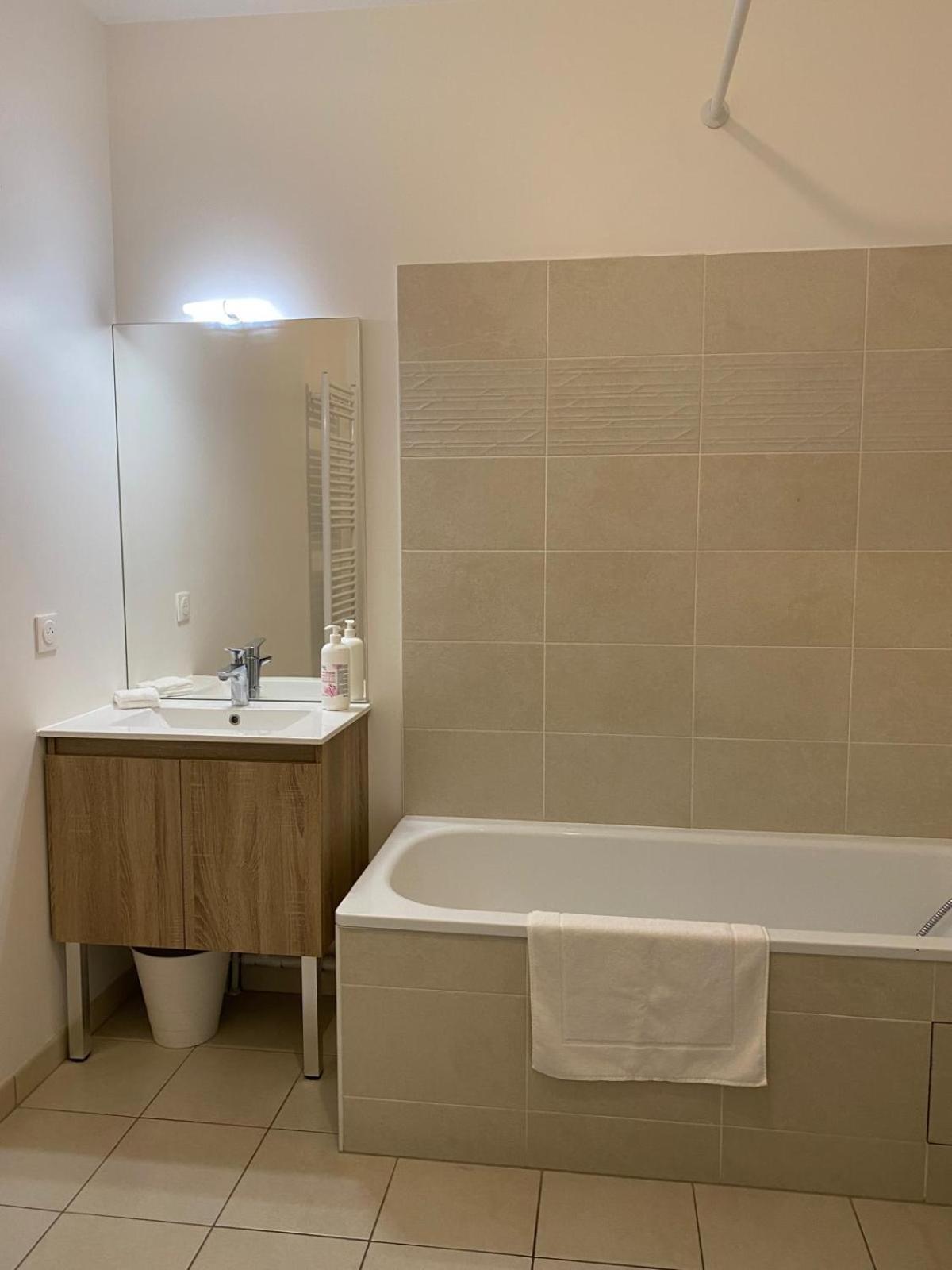 Spacieux Appart Terrasse Metro Hopital 4Pers Wifi 빌쥐이프 외부 사진